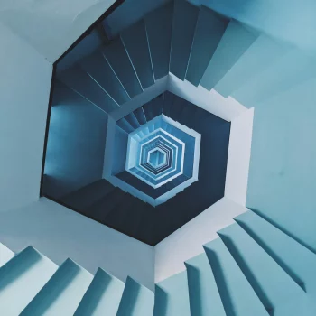 eine Treppe, bei der es schwer ist den Durchblick zu behalten